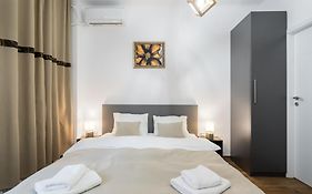 Urban Walls Apartments 5B
